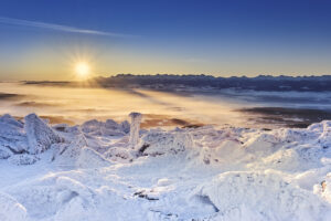 Babia Góra zimą - mroźny wschód słońca